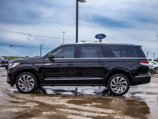 Photo of 2022 Infinite Black Metallic Clearcoat Lincoln Navigator