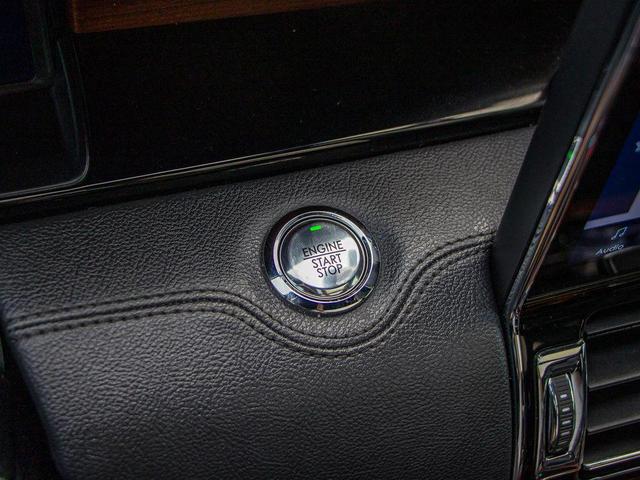 Photo of 2022 Infinite Black Metallic Clearcoat Lincoln Navigator
