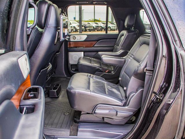Photo of 2022 Infinite Black Metallic Clearcoat Lincoln Navigator