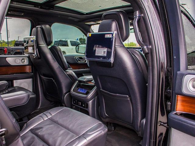 Photo of 2022 Infinite Black Metallic Clearcoat Lincoln Navigator