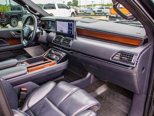 Photo of 2022 Infinite Black Metallic Clearcoat Lincoln Navigator