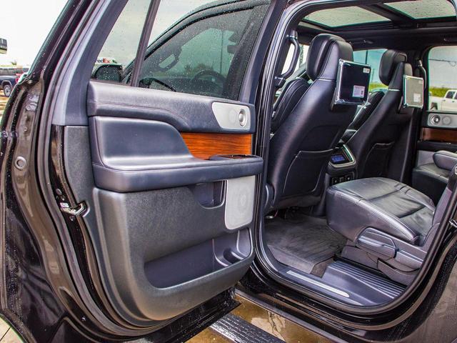 Photo of 2022 Infinite Black Metallic Clearcoat Lincoln Navigator