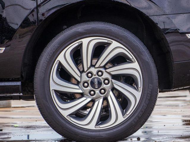 Photo of 2022 Infinite Black Metallic Clearcoat Lincoln Navigator