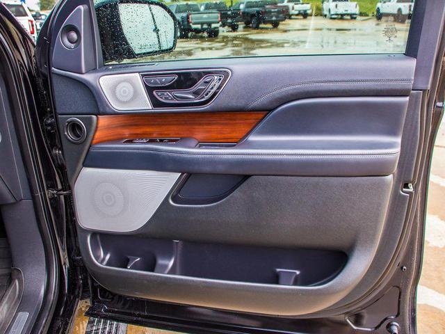 Photo of 2022 Infinite Black Metallic Clearcoat Lincoln Navigator