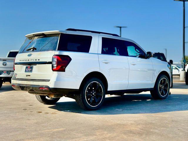 Photo of 2022 Star White Metallic Tri-Coat Ford Expedition