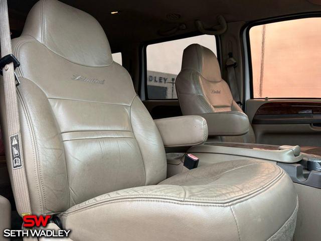 Photo of 2001 Oxford White Clearcoat Ford Excursion