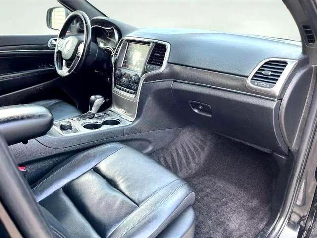 Photo of 2018 Diamond Black Crystal Pearlcoat Jeep Grand Cherokee