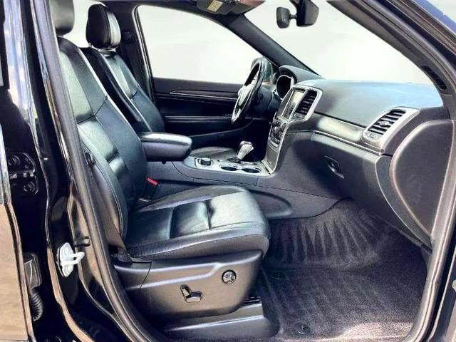 Photo of 2018 Diamond Black Crystal Pearlcoat Jeep Grand Cherokee
