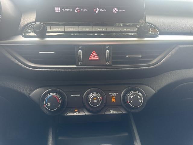 Photo of 2022 Snow White Pearl Kia Forte