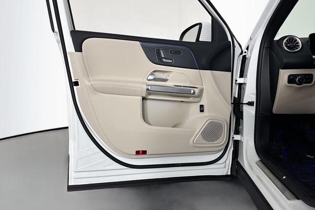Photo of 2025 Polar White Mercedes-Benz GLB 250