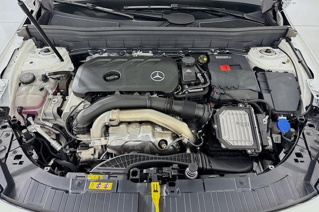 Photo of 2025 Polar White Mercedes-Benz GLB 250