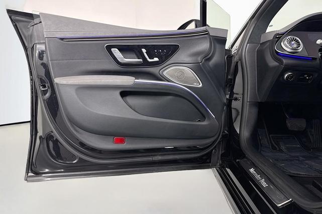 Photo of 2022 Obsidian Black Metallic Mercedes-Benz EQS 580