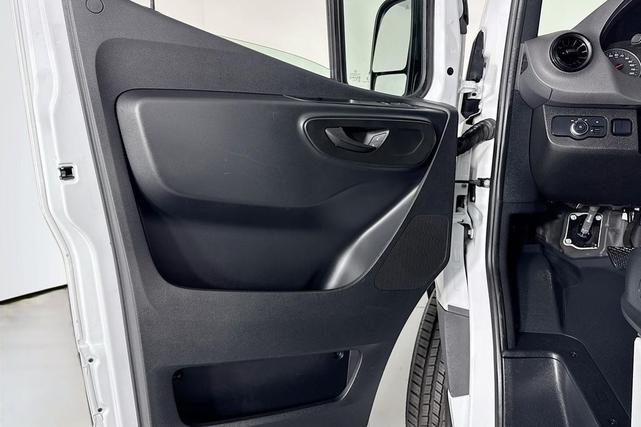 Photo of 2023 Arctic White Mercedes-Benz Sprinter 2500