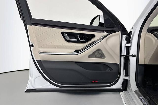 Photo of 2025 MANUFAKTUR Moonlight White Metallic Mercedes-Benz S-Class