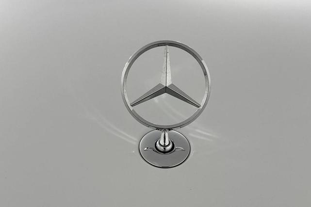 Photo of 2025 MANUFAKTUR Moonlight White Metallic Mercedes-Benz S-Class