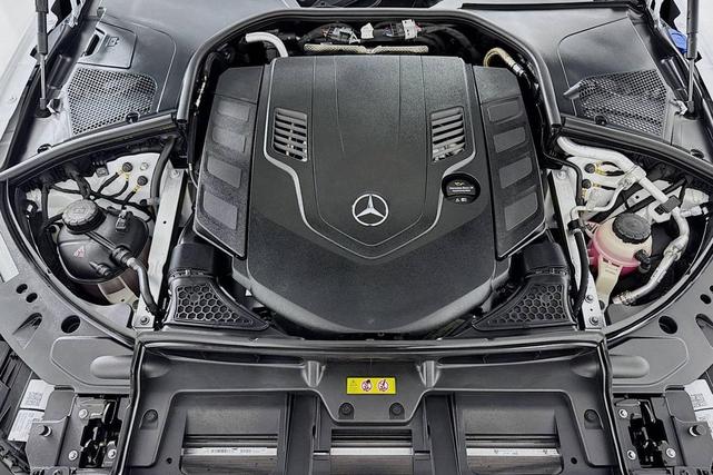 Photo of 2025 MANUFAKTUR Moonlight White Metallic Mercedes-Benz S-Class