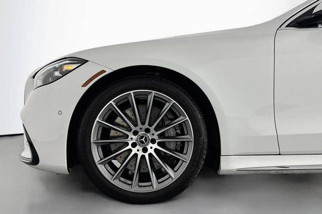 Photo of 2025 MANUFAKTUR Moonlight White Metallic Mercedes-Benz S-Class