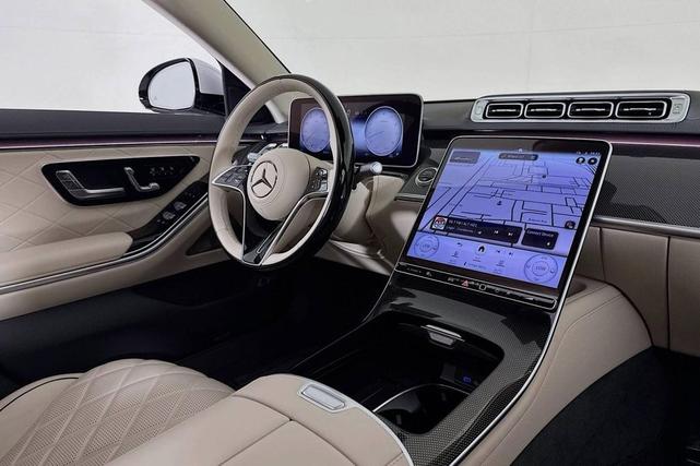 Photo of 2025 MANUFAKTUR Moonlight White Metallic Mercedes-Benz S-Class