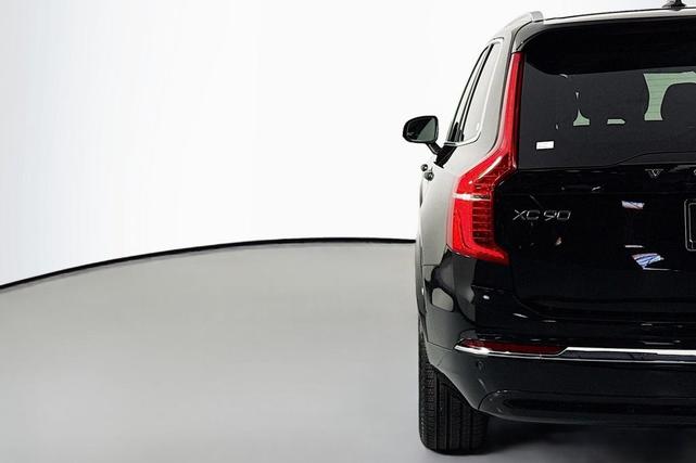Photo of 2025 Onyx Black Metallic Volvo XC90