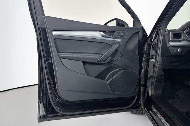 Photo of 2020 Mythos Black Metallic Audi Q5