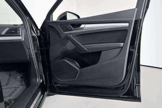 Photo of 2020 Mythos Black Metallic Audi Q5