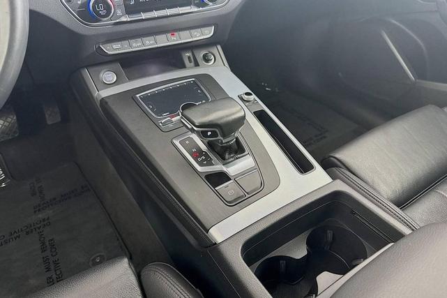 Photo of 2020 Mythos Black Metallic Audi Q5