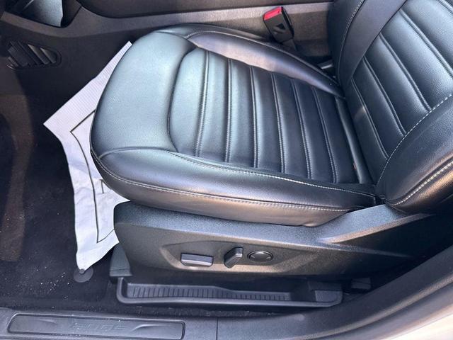 Photo of 2022 Star White Ford Edge