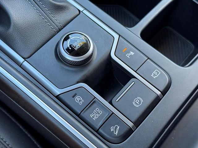 Photo of 2024 Glacial White Pearl Kia Sorento