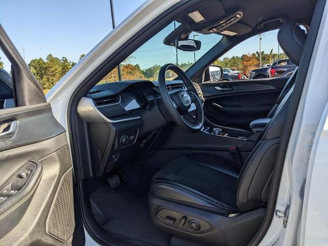 Photo of 2023 Bright White Clearcoat Jeep Grand Cherokee