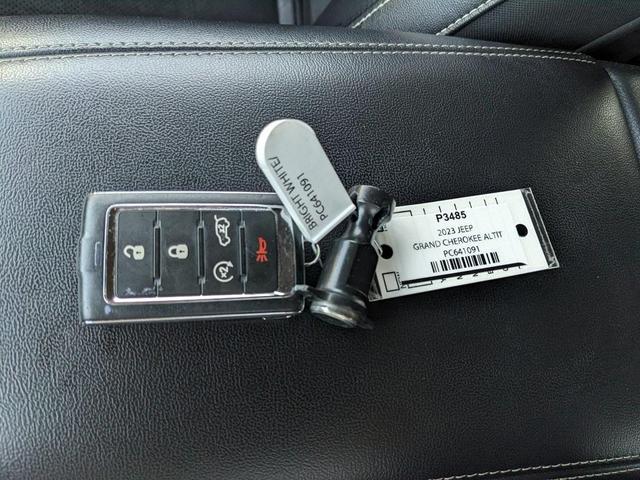 Photo of 2023 Bright White Clearcoat Jeep Grand Cherokee