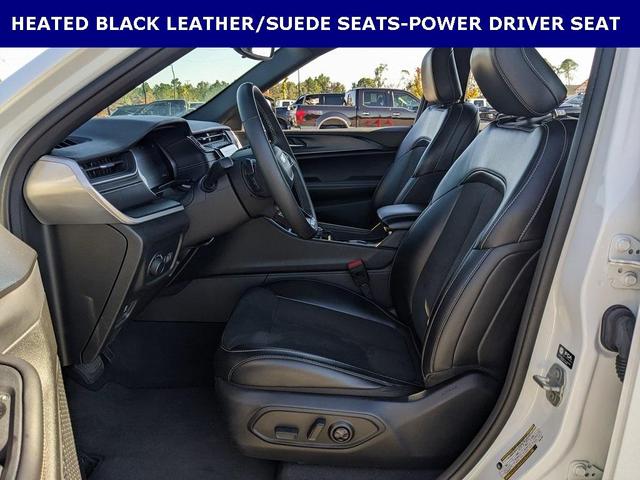 Photo of 2023 Bright White Clearcoat Jeep Grand Cherokee