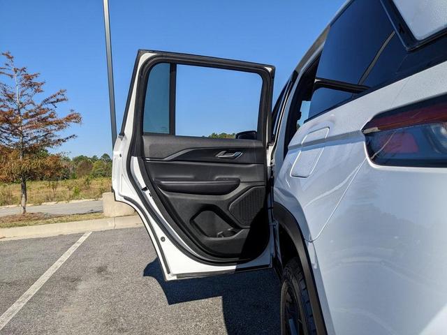 Photo of 2023 Bright White Clearcoat Jeep Grand Cherokee