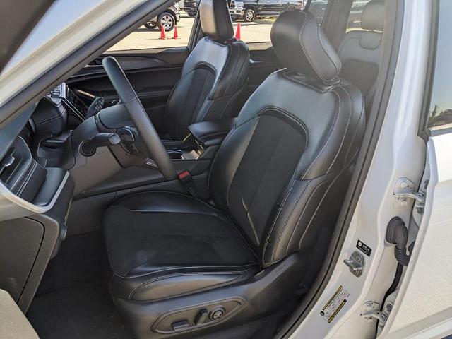 Photo of 2023 Bright White Clearcoat Jeep Grand Cherokee