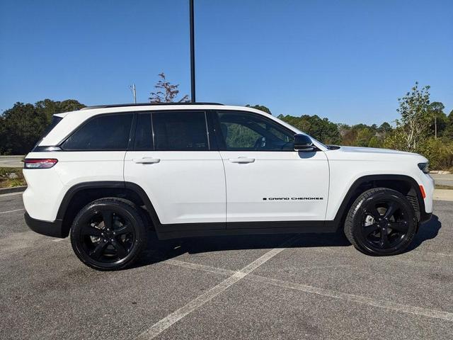 Photo of 2023 Bright White Clearcoat Jeep Grand Cherokee