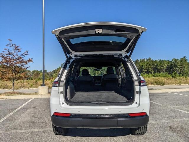 Photo of 2023 Bright White Clearcoat Jeep Grand Cherokee