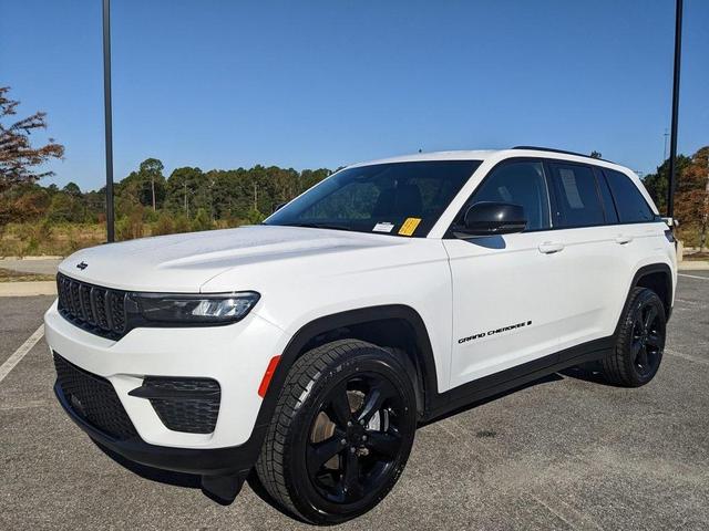 Photo of 2023 Bright White Clearcoat Jeep Grand Cherokee