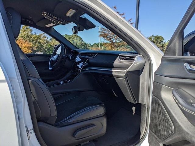 Photo of 2023 Bright White Clearcoat Jeep Grand Cherokee