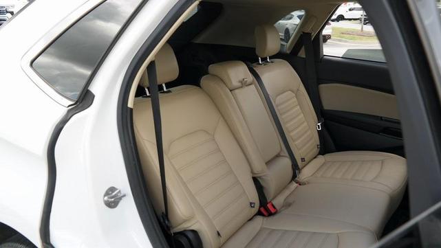 Photo of 2019 Oxford White Ford Edge