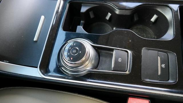 Photo of 2019 Oxford White Ford Edge