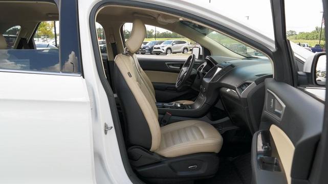 Photo of 2019 Oxford White Ford Edge