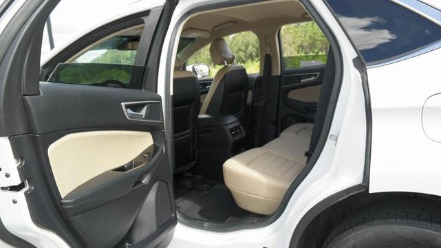 Photo of 2019 Oxford White Ford Edge