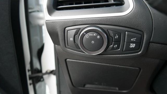 Photo of 2019 Oxford White Ford Edge