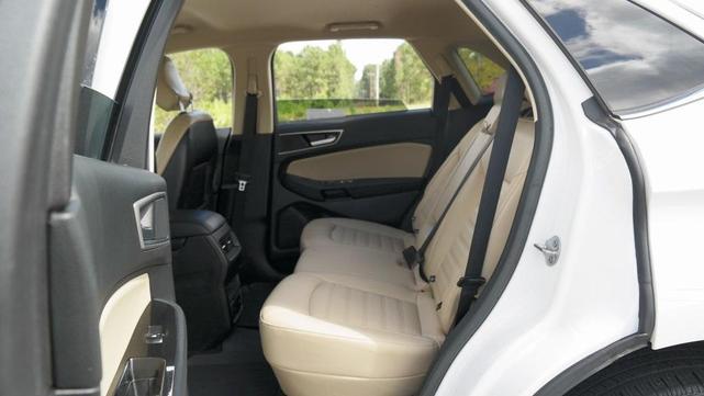 Photo of 2019 Oxford White Ford Edge