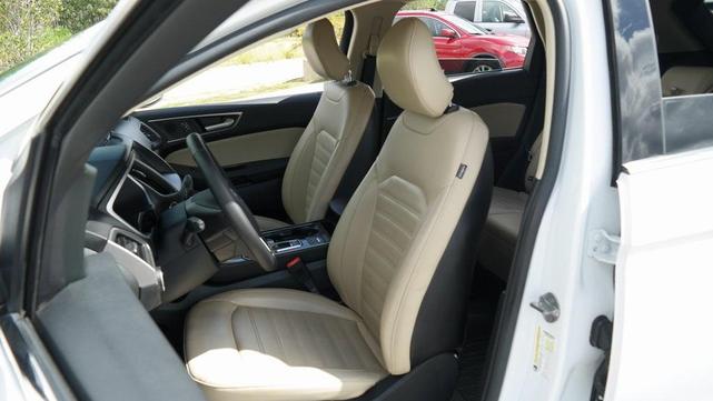 Photo of 2019 Oxford White Ford Edge