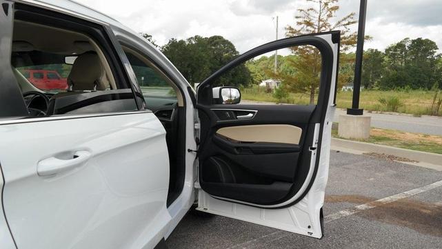 Photo of 2019 Oxford White Ford Edge