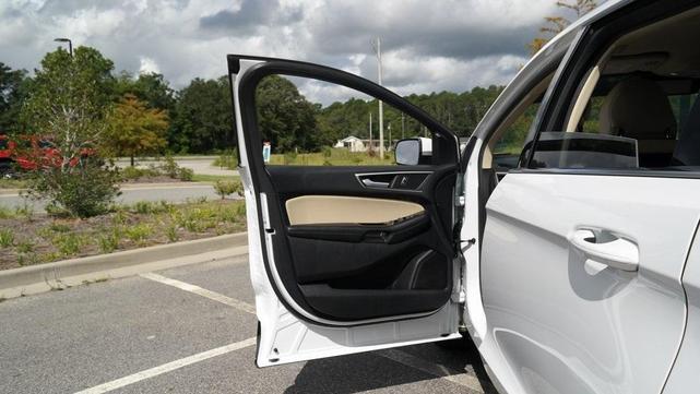 Photo of 2019 Oxford White Ford Edge