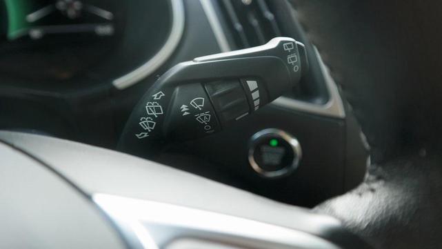 Photo of 2019 Oxford White Ford Edge