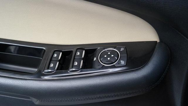 Photo of 2019 Oxford White Ford Edge