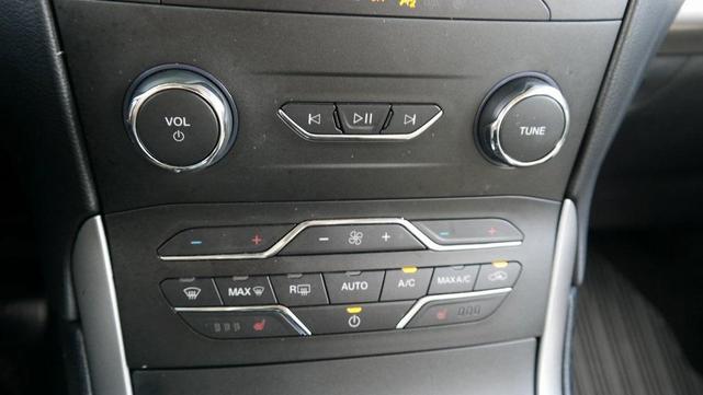 Photo of 2019 Oxford White Ford Edge