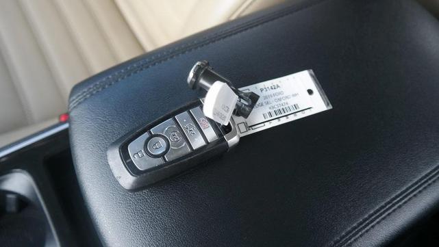 Photo of 2019 Oxford White Ford Edge